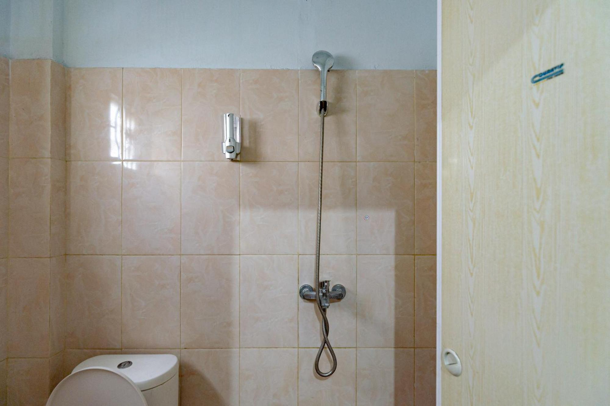 Hotel Reddoorz Near Rsud Dr Pringadi Medan 3 Esterno foto
