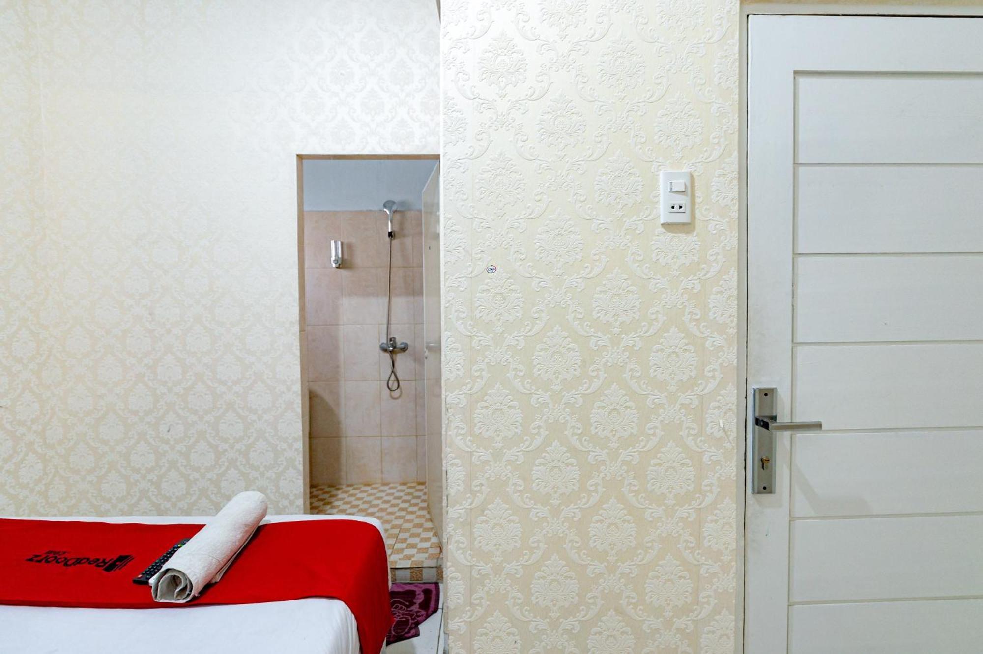 Hotel Reddoorz Near Rsud Dr Pringadi Medan 3 Esterno foto