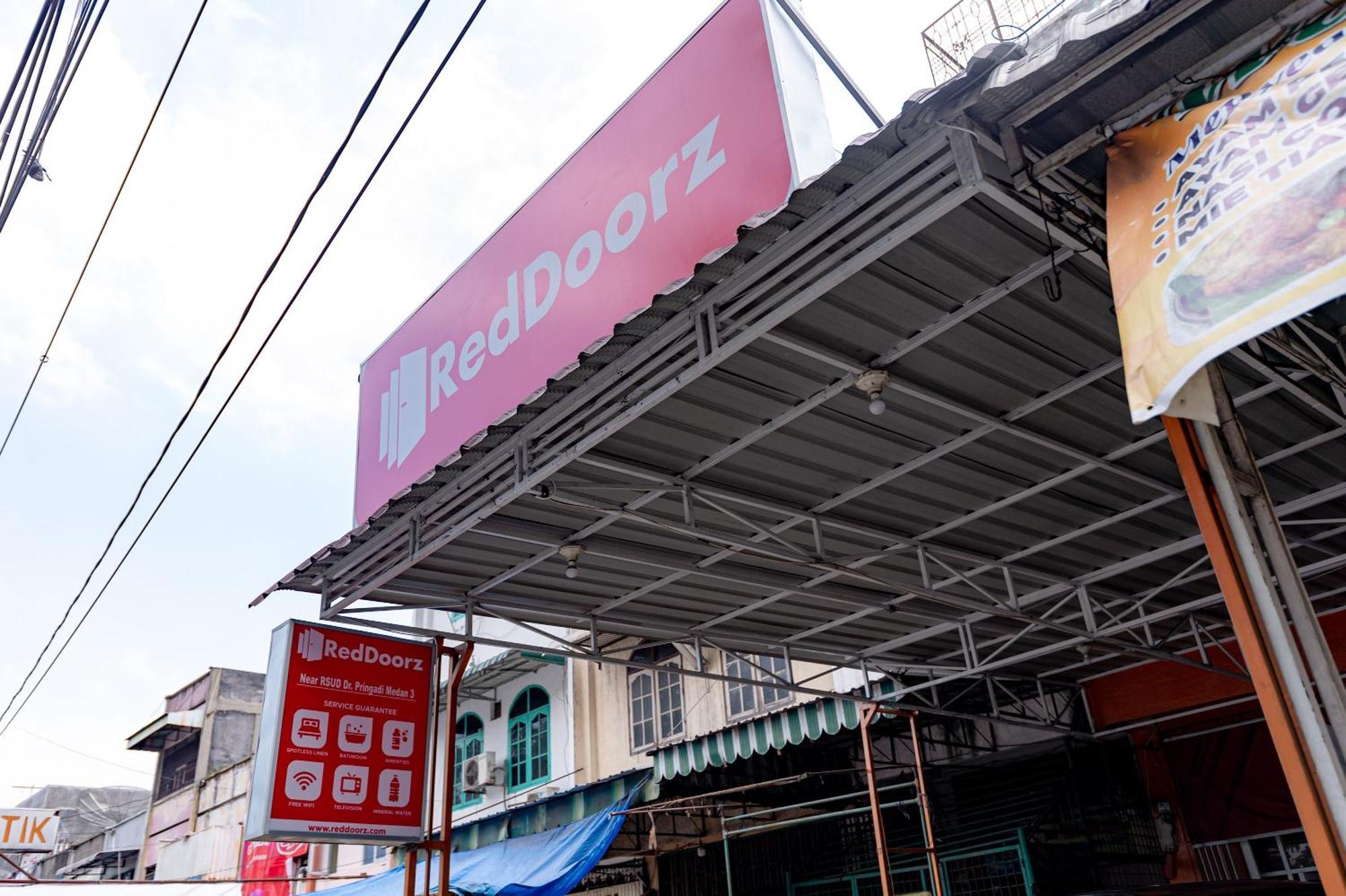 Hotel Reddoorz Near Rsud Dr Pringadi Medan 3 Esterno foto