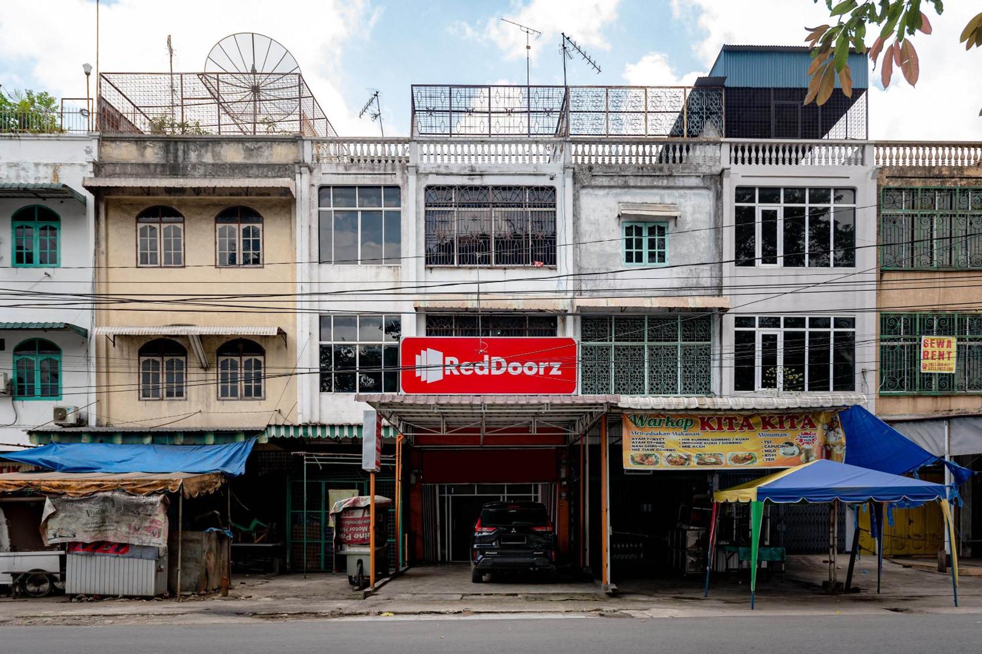 Hotel Reddoorz Near Rsud Dr Pringadi Medan 3 Esterno foto